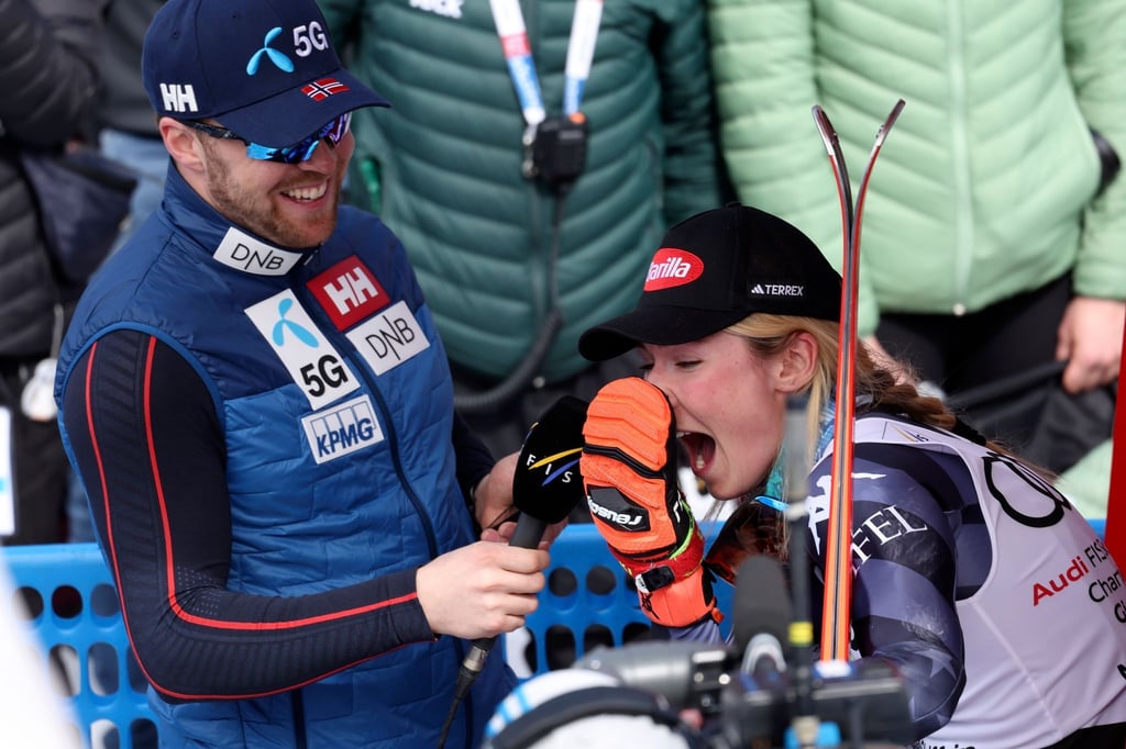 Aleksander Aamodt Kilde interviewt seine Freundin Mikaela Shiffrin nach ihrem Sieg.