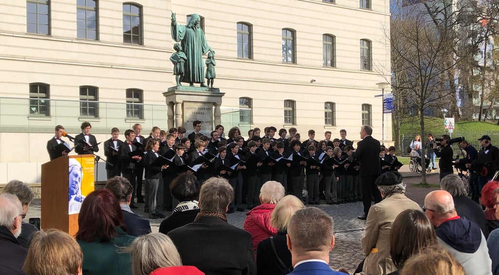 Die traditionelle Feierstunde am Francke-Denkmal wurde musikalisch vom Stadtsingechor und den Latina Brass (nicht im Bild) gestaltet.