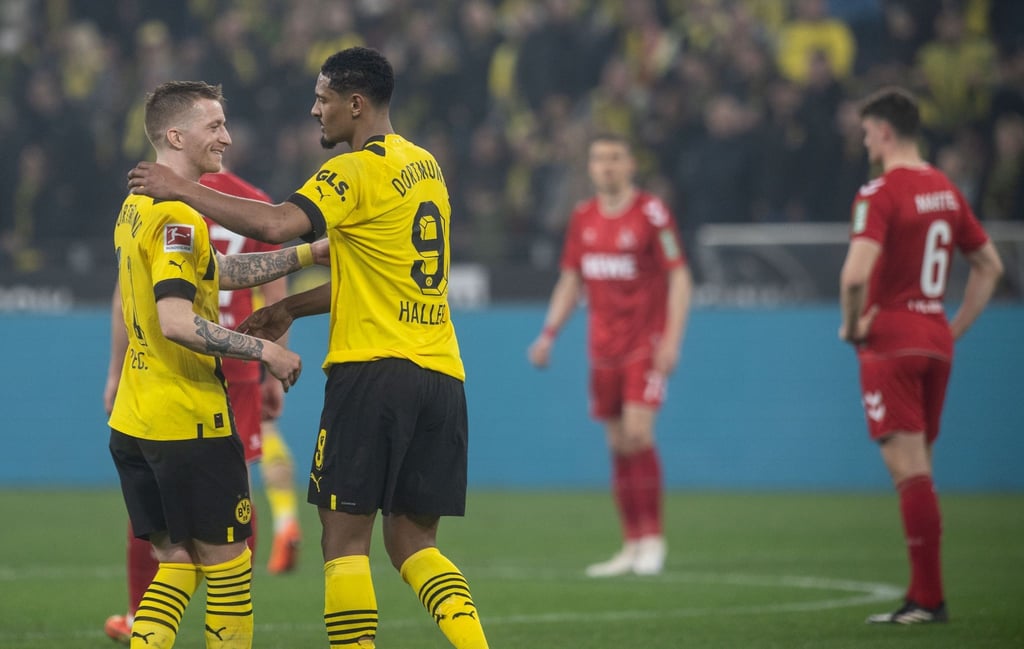 Dortmunds Sebastien Haller (r) gratuliert Marco Reus zu seinen beiden Treffern.