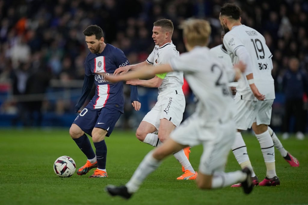 Weltmeister Lionel Messi (l) musste sich mit PSG erneut Stade Rennes geschlagen geben.