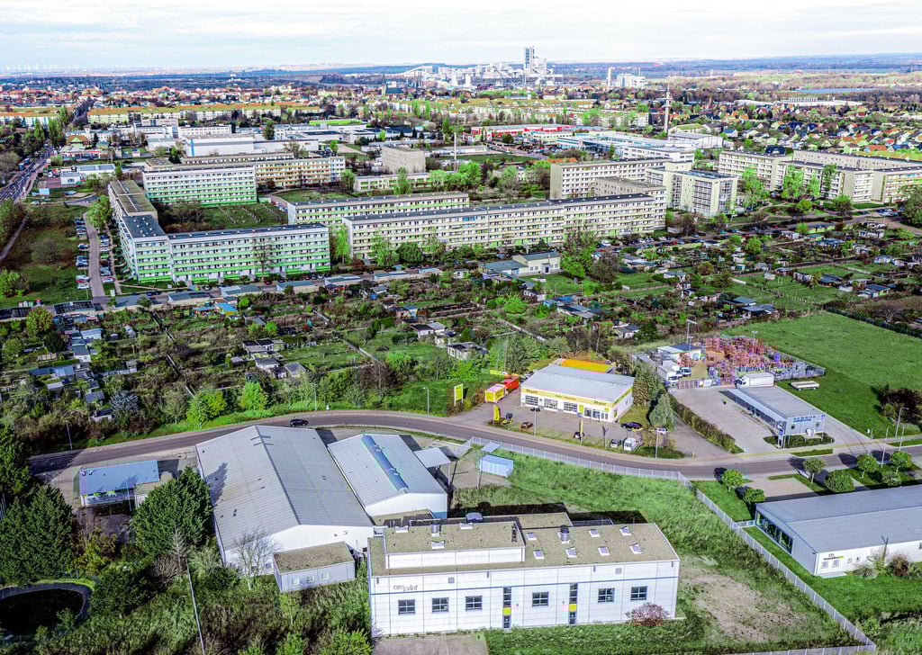 Das ehemalige Aroprint-Druckhaus (vorn) von oben - derzeit wird es zum städtischen Betriebshof umgebaut.
