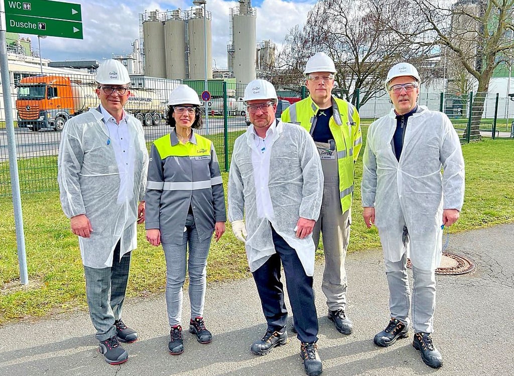 Von links: Landrat Markus Bauer, Cargill-Standortleiterin Aytuna Avinal, Schönebecks Oberbürgermeister Bert Knoblauch, Cargill-Mitarbeiter Norbert Seering und Sven Ellert von der Schönebecker Wirtschaftsförderung.
