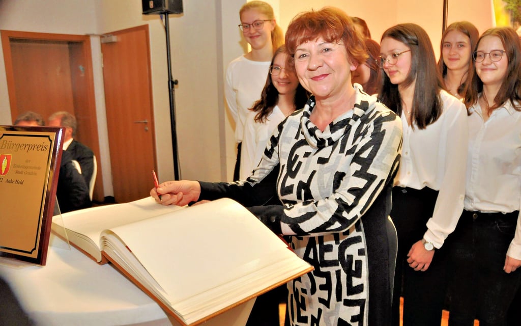 Anke Held trägt sich als neue Bürgerpreisträgerin in das Goldene Buch der Stadt Genthin ein.