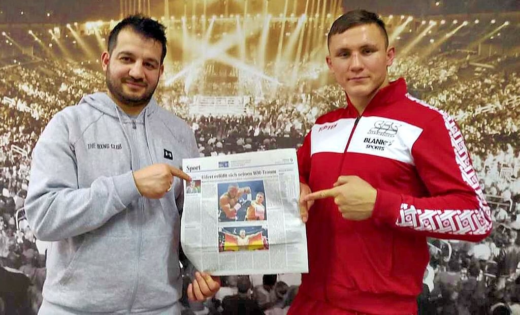 Michael Eifert und Coach Ali Celik zeigen stolz auf den großen Bericht in der Sonnabend-Ausgabe der Volksstimme.