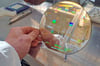 Ein Silizium-Wafer mit aufgebrachten Solarzellen im Reinraum der Universität Magdeburg: Künftig sollen Azubis hier nach mehrjähriger Pause wieder lernen, wie Mikrochips hergestellt werden.