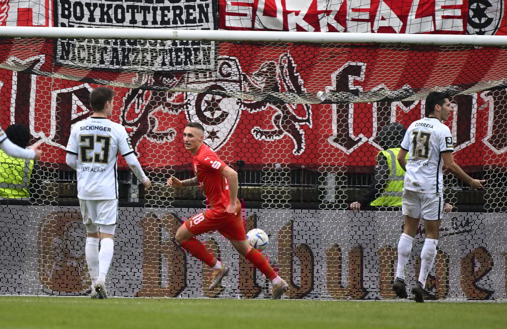 Dominik Steczyk trifft zum 1:1 für den HFC.