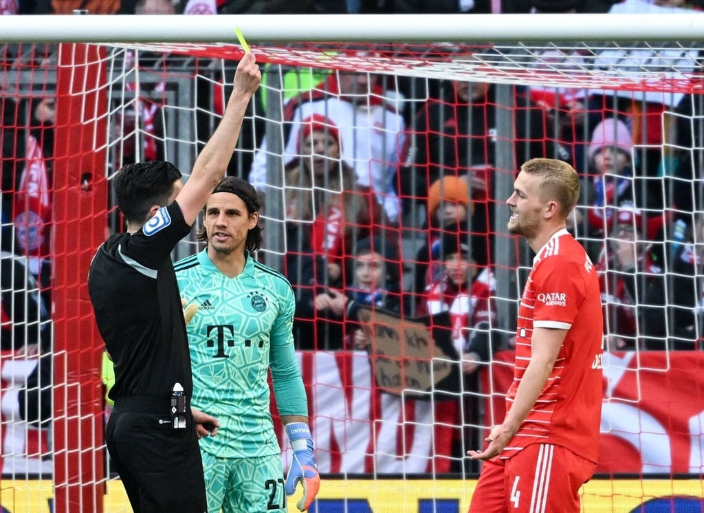 Bayern Münchens Matthijs de Ligt (r) hat in dieser Saison bislang viermal Gelb gesehen.