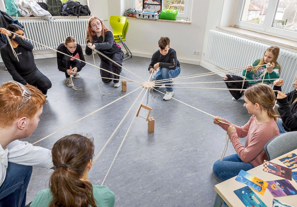 An einem Strang ziehen: Ein Schulprojekt am Gymnasium will die Gemeinschaft mit Spielen stärken, die nur als Team bewältigt werden können.