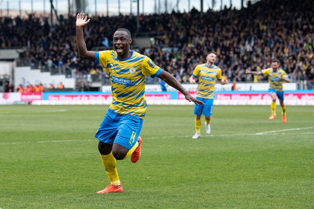 Braunschweigs Anthony Ujah jubelt nach dem Tor zum 1:0.
