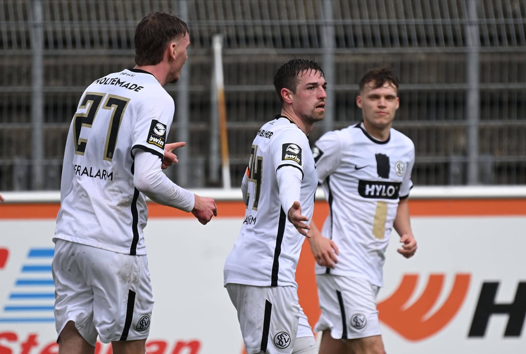 Luca Schnellbacher jubelt über sein 1:0 gegen Halle.