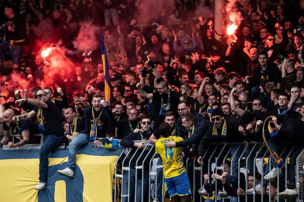 Braunschweigs Anthony Ujah jubelt nach dem Tor zum 1:0 mit den Fans.