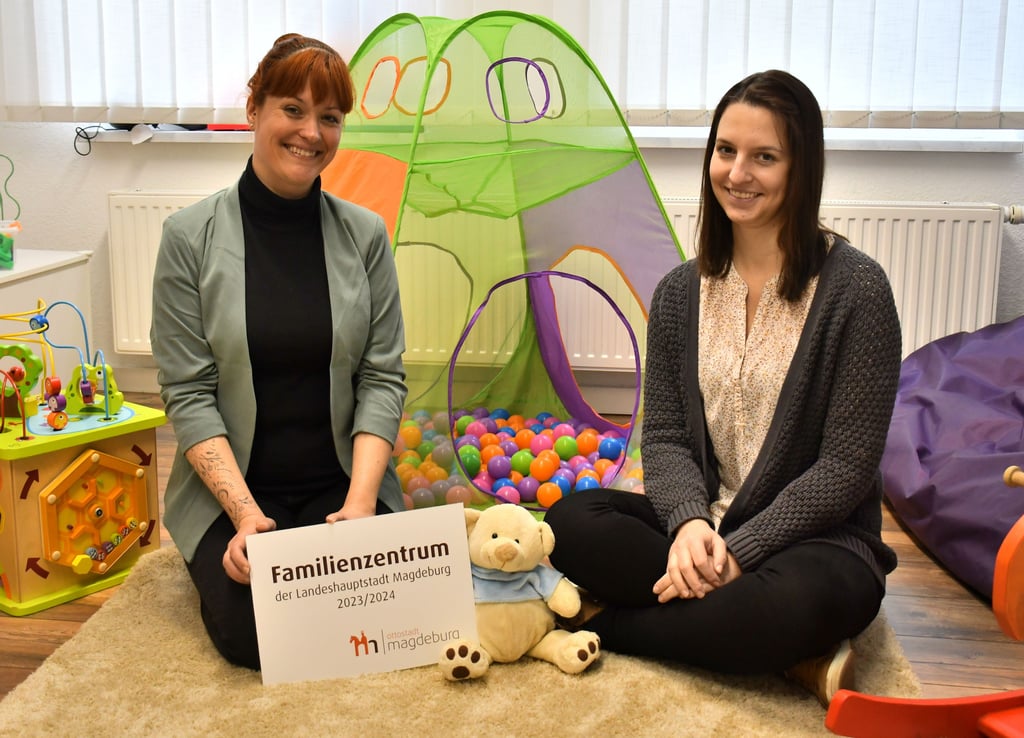 Eileen Piontek (l.) und Julia Grigo vom Familienzentrum Sudenburg in Magdeburg. Die Einrichtung in der Halberstädter Straße 47 ist seit einem Jahr feste Anlaufstelle für Eltern und Kinder. Neben Krabbelgruppe und Kinderturnen gibt es auch die Möglichkeit sich auszutauschen.