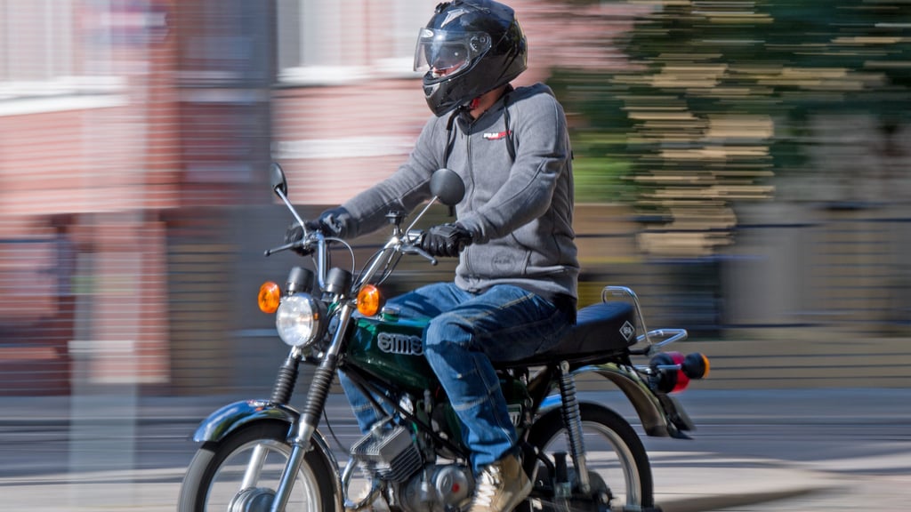 Ein Mann fährt auf einer Simson S51. Das Modell ist bei Fans besonders beliebt.