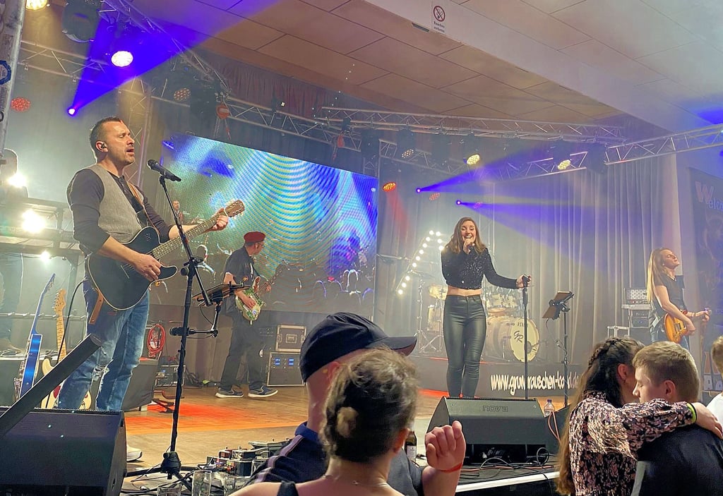 Hunderte feiern bei der Rocknacht in Belleben. Höhepunkt war der Auftritt der Band „Grundrausch’n“.