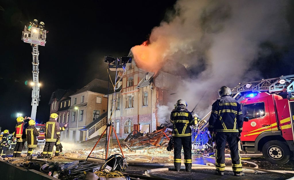 Die Feuerwehr löscht die Reste eines explodierten Hauses.