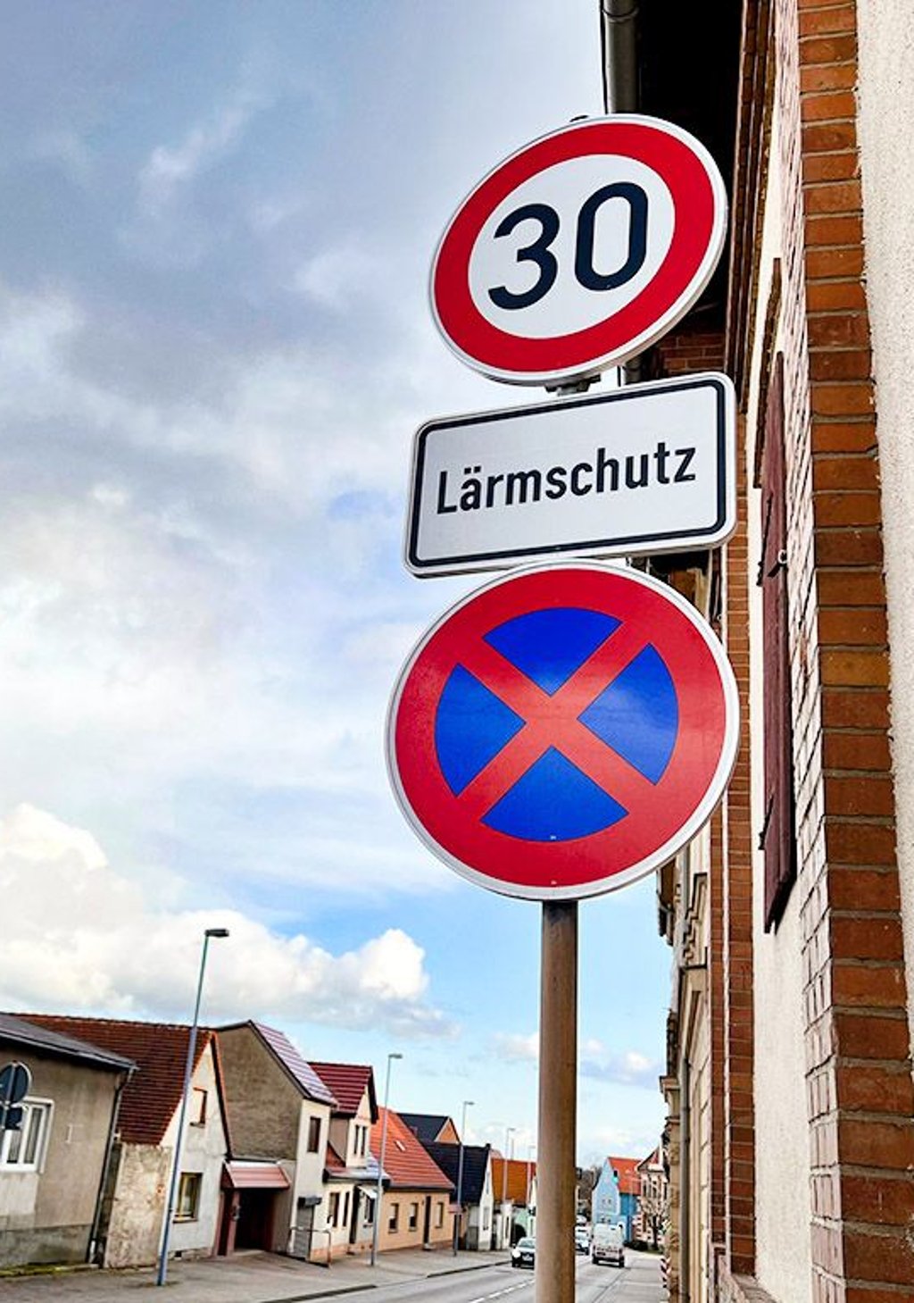Unbekannte hatten dieses 30er-Schild in Peißen abmontiert.
