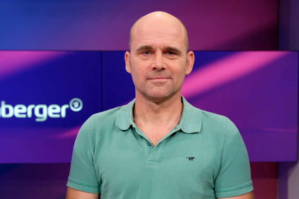 Jan Hempel, ehemaliger Weltklasse-Wasserspringer, steht im Studio der ARD-Talkshow "Maischberger".