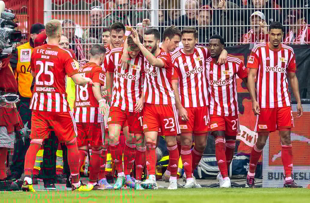 Unions Kevin Behrens (4.v.l) jubelt mit den Teamkollegen nach seinem Treffer zum 2:0.