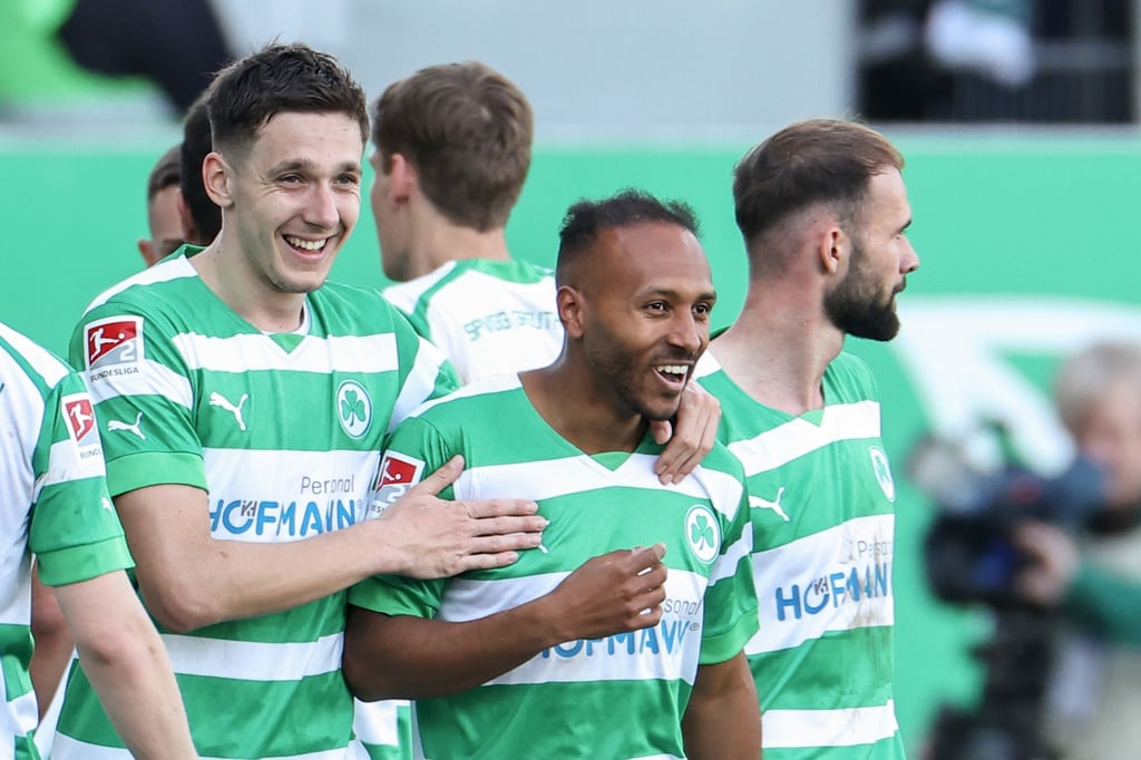 Der Fürther Julian Green (M) jubelt mit seinen Kollegen über seinen Treffer zum 1:0.