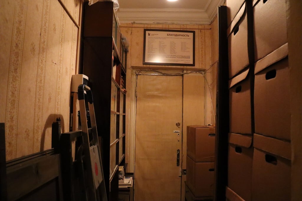 Kisten stapeln sich im Flur des gezwungenermaßen in eine kleine Wohnung umgezogenen Moskauer Sacharow-Archivs.