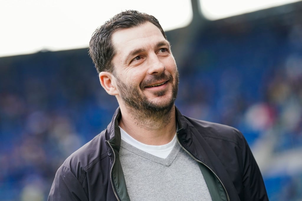 Berlins Trainer Sandro Schwarz kommt ins Stadion.
