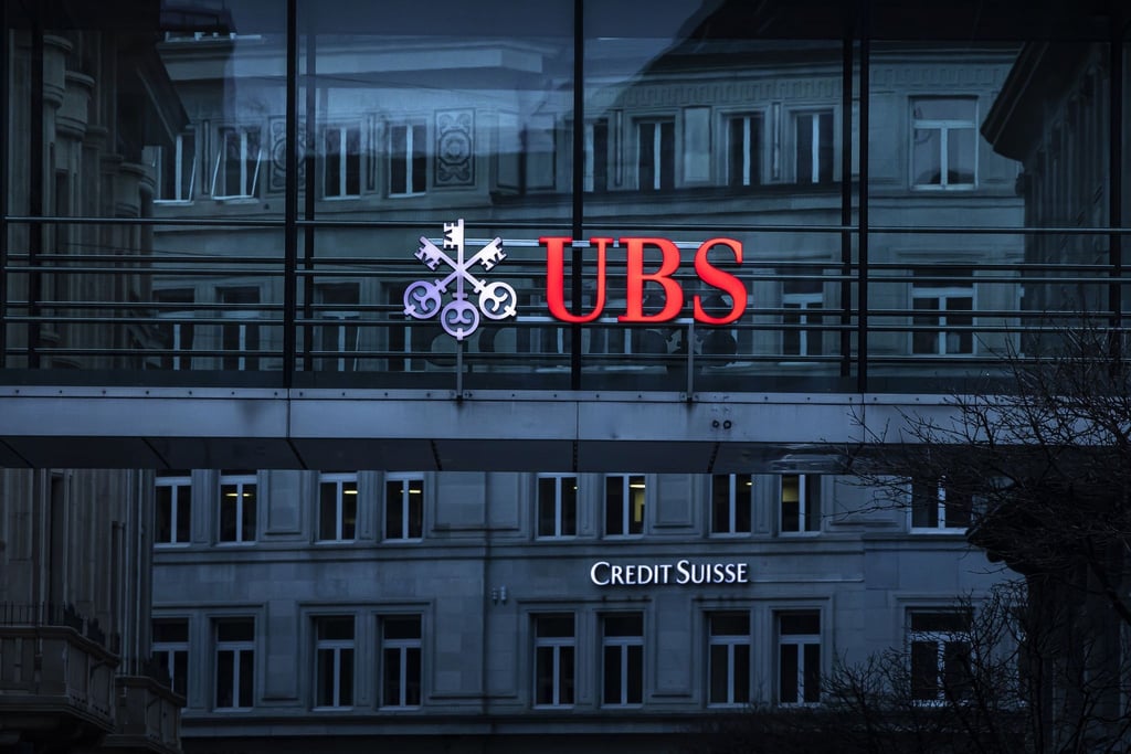 Die Logos der Schweizer Banken Credit Suisse und UBS sind auf verschiedenen Gebäuden in Zürich zu sehen.