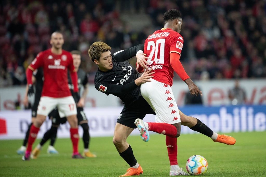 Ritsu Doan (l) schoss Freiburg in Mainz in Führung.