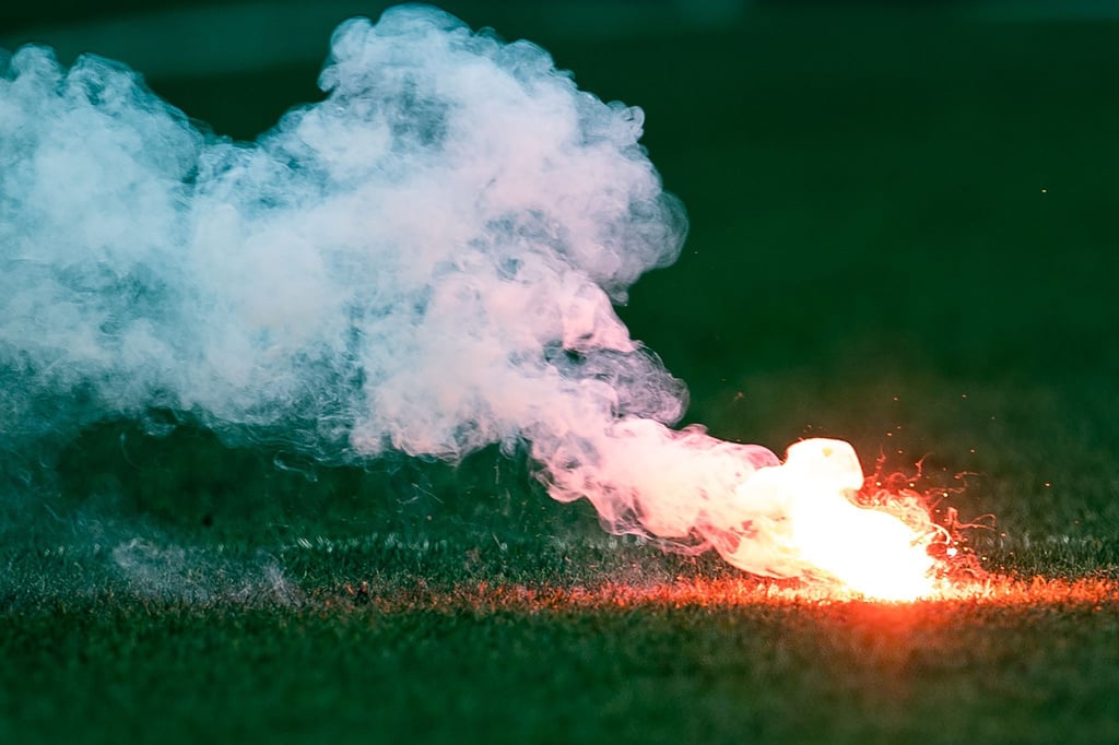 Pyrotechnik brennt auf dem Spielfeld.