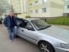 Willi Lerchner an seinem Toyota. Vor einigen Tagen haben Diebe seinen Katalysator aus der Auspuffanlage geschnitten. Er ist einer von mehreren Opfern in Magdeburg.
