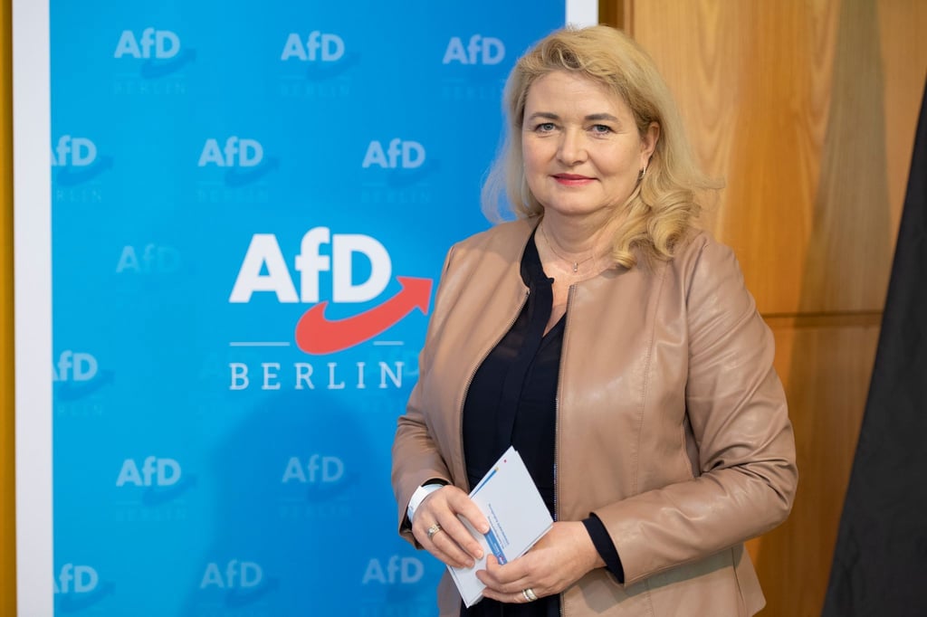 Berlins AfD-Chefin Kristin Brinker stellt sich vor Beginn des AfD-Landesparteitag dem Fotografen.