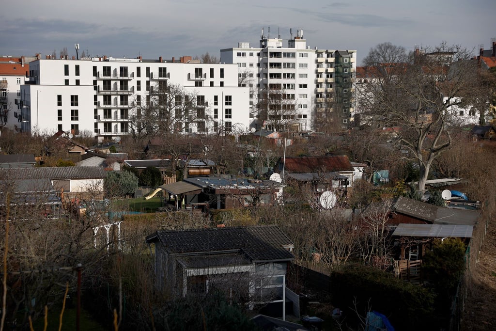 Blick über Schrebergärten in einer Kleingartenanlage.