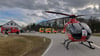 Ein Rettungshubschrauber landete an der Unfallstelle.
