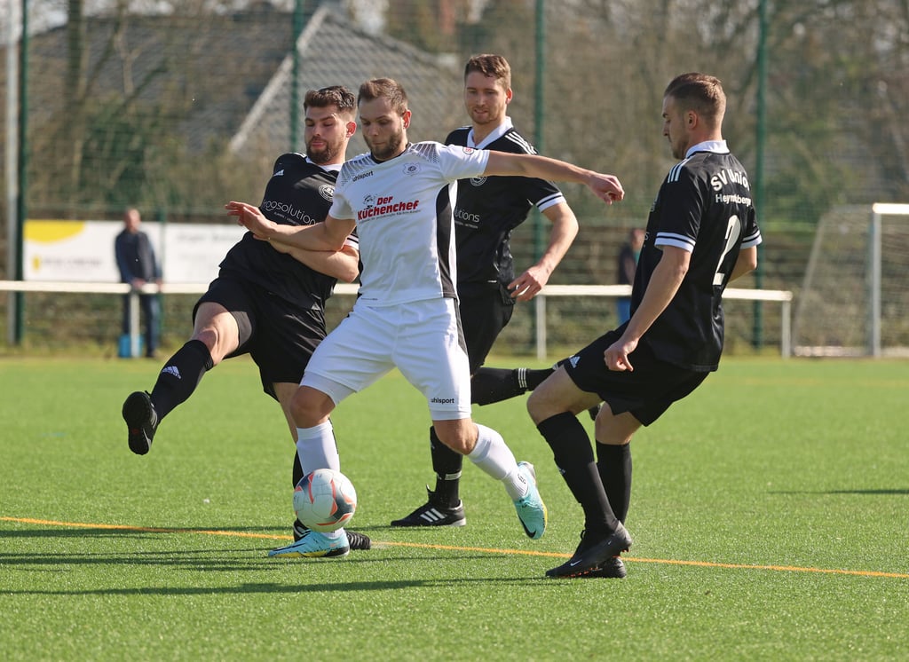 Legte mit seiner Mannschaft einen starken Auftritt hin: Damian Leuschner (am Ball). Der 22.Jährige traf mit seinem fünften Saisontor gegen Union Heyrothsberge zum 4:1-Endstand.
