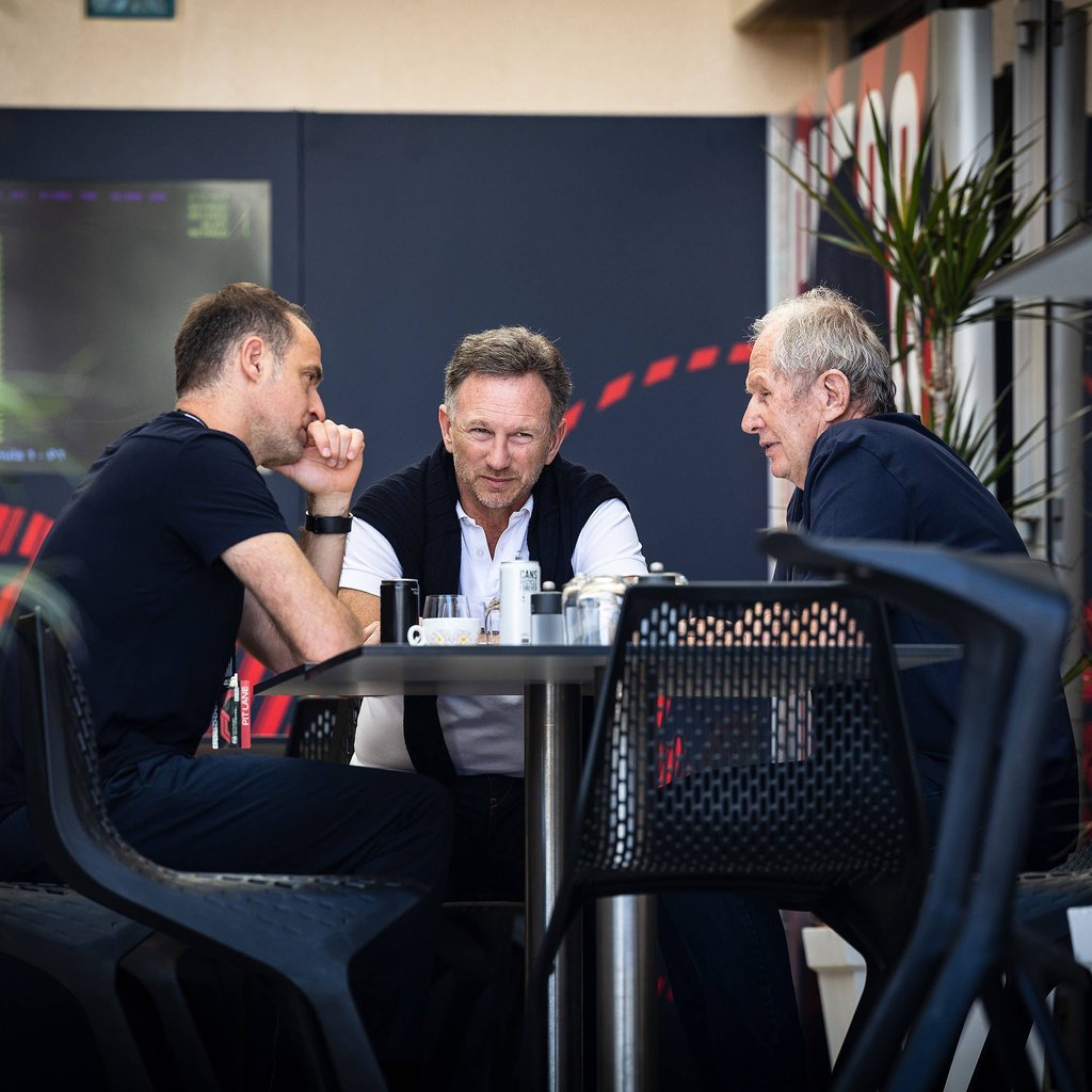 Oliver Mintzlaff mit Teamchef Christian Horner (2.v.r.) und Berater Helmut Marko (r.).