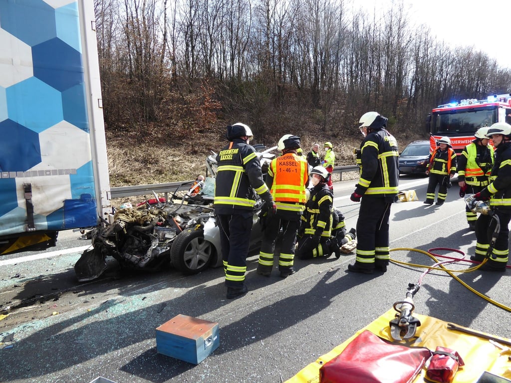 Einsatzkräfte der Feuerwehr sind am Unfallort auf der Autobahn A7 nahe Göttingen.