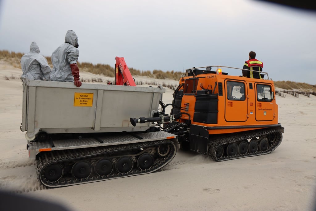 Einsatzkräfte in Schutzanzügen fahren bei einer Großübung über den Nordoststrand der Insel Wangerooge.