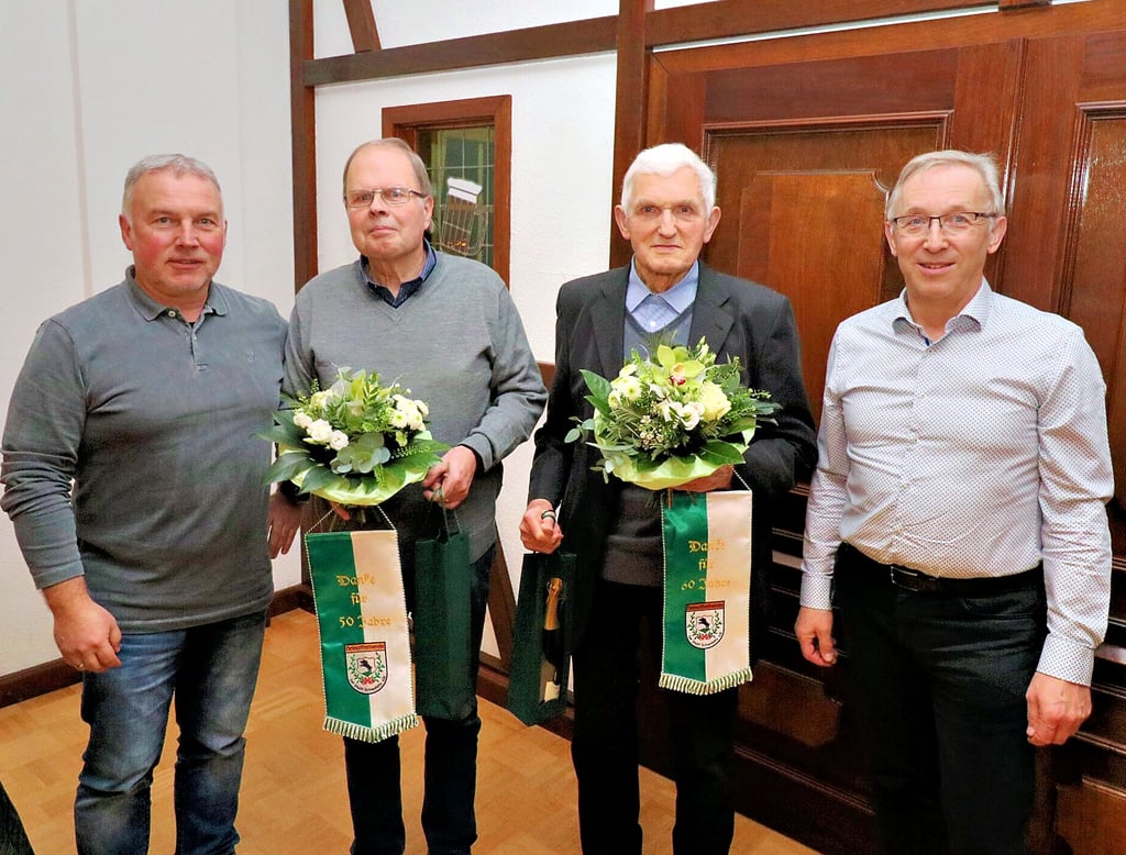 Seit 60 Jahren engagiert sich Günter Gleißert (2. von rechts) im Heimatfestverein der Stadt Schweinitz, Klaus-Dieter Schütze seit 50 Jahren. Dafür wurden sie in der Jahreshauptversammlung von Dirk Nowak (rechts) und Heiko Gleißert geehrt.