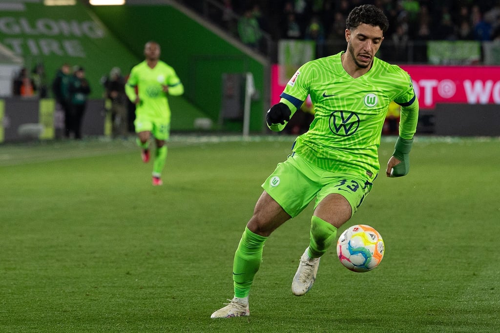 Omar Marmoush spielt den Ball.