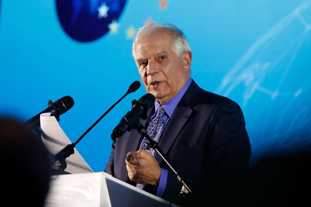 EU-Außenbeauftragter Josep Borrell spricht nach dem Treffen zwischen Spitzenvertretern Serbiens und des Kosovos mit Journalisten.