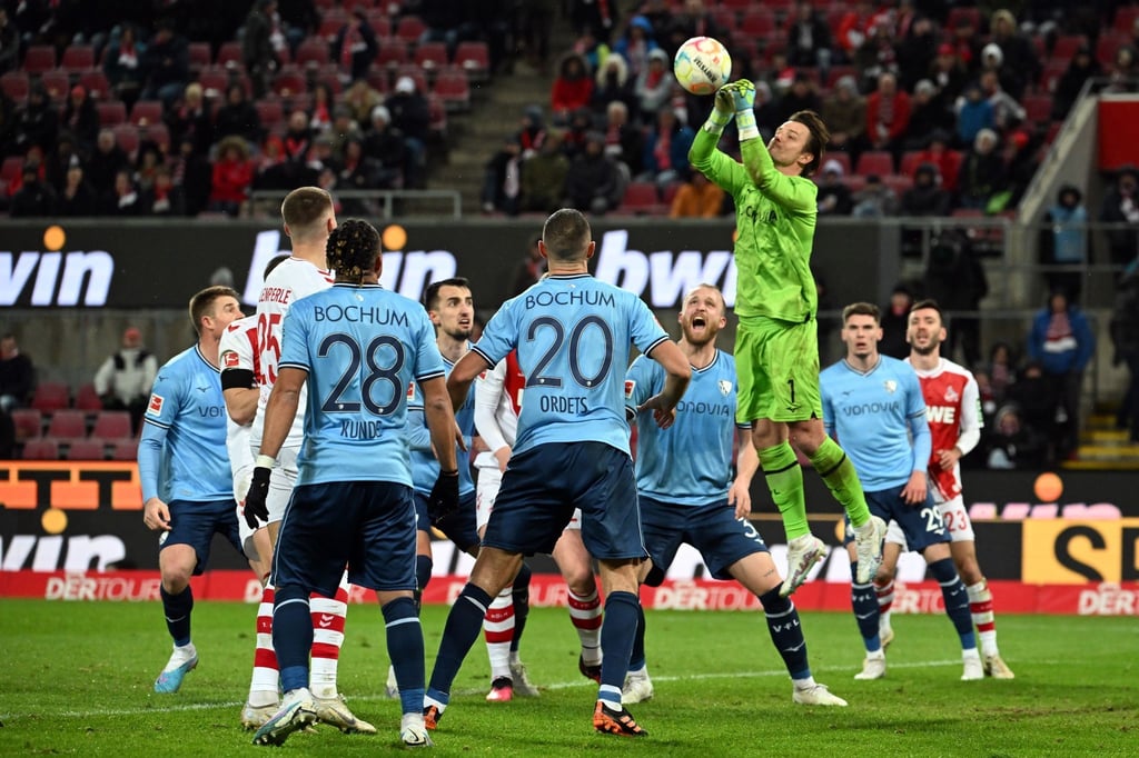 Bochums Torwart Manuel Riemann faustet den Ball aus dem Strafraum.