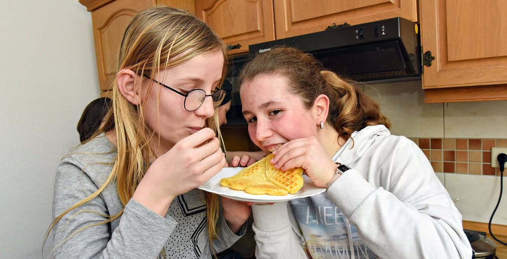 Ist die süße Nascherei gelungen? Gleich zwei Emmas probieren eine der ersten zubereiteten Waffeln.