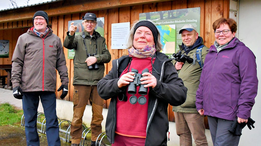 Ranger Ulf Damm (2.v.l.) zeigt Naturinteressierten bei einer Exkursion Rastvögel im Biosphärenreservat Drömling. Durch ihr Fernglas kann auch die Rätzlingerin Sabine Mago die Kiebitze ganz genau beobachten.