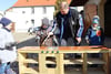 Die Schmetterlinge der Kita Kunterbunt Hanna (6), Toni (6), Lias (6) und der Eickendorfer Marco Schmoldt  verpassen der neuen Holzküche einen Schutzanstrich. 