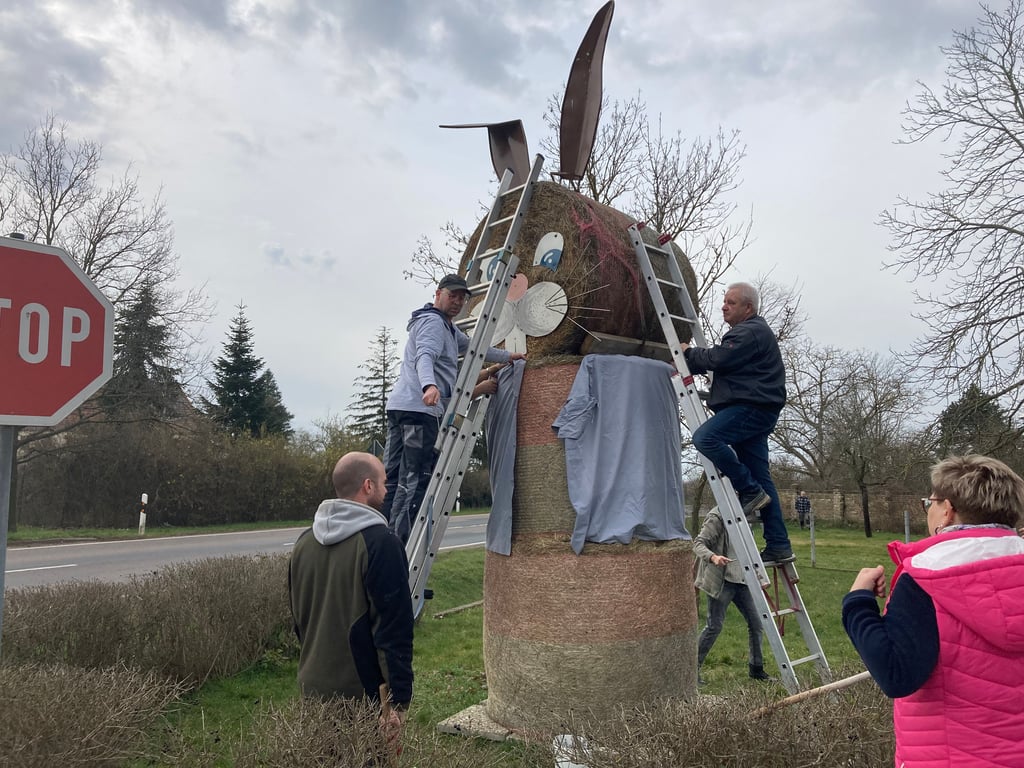 Die Strohpuppen-Gruppe von Burgliebenau war am Sonntag wieder im Einsatz und hat umdekoriert.