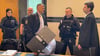 Der Angeklagte versteckte sich hinter einem Aktenordner kurz vor der Urteilsverkündung im Magdeburger Landgericht.