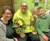 Maria Diebes überreicht Maik Menzel den Blumenstrauß der Woche, der von der Blumenboutique Meinhardt in Sangerhausen bereitgestellt wurde. Mit im Bild Menzels Musikschüler Karl Schuller.