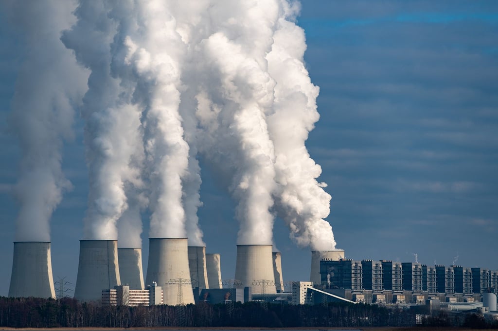 Wasserdampf steigt aus den Kühltürmen des Braunkohlekraftwerks Jänschwalde der Lausitz Energie Bergbau AG (Leag).