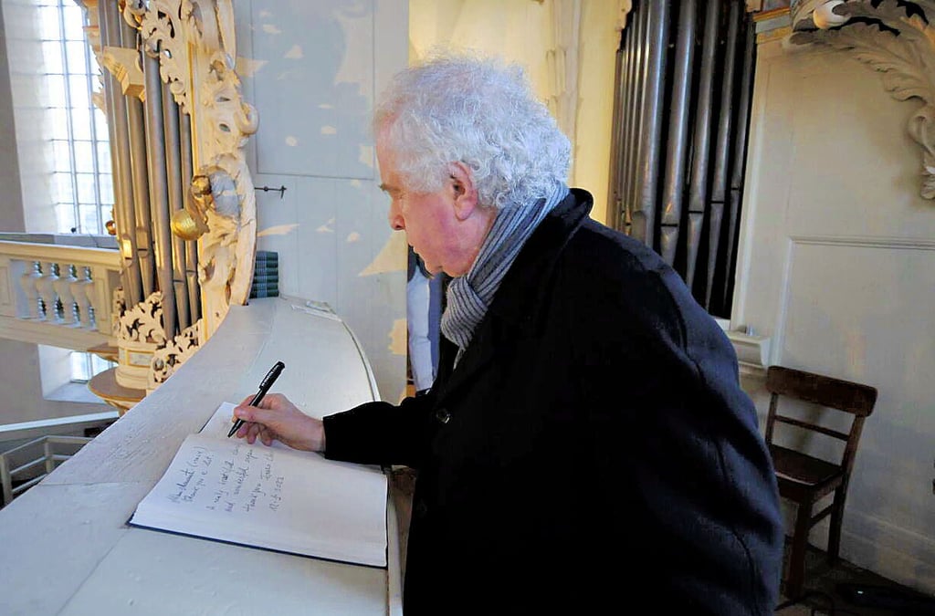 András Schiff, einer der weltweit bedeutendsten Pianisten und Bach-Interpreten, besichtigt die Hildebrandt-Orgel und trägt sich in das Orgel-Buch ein.