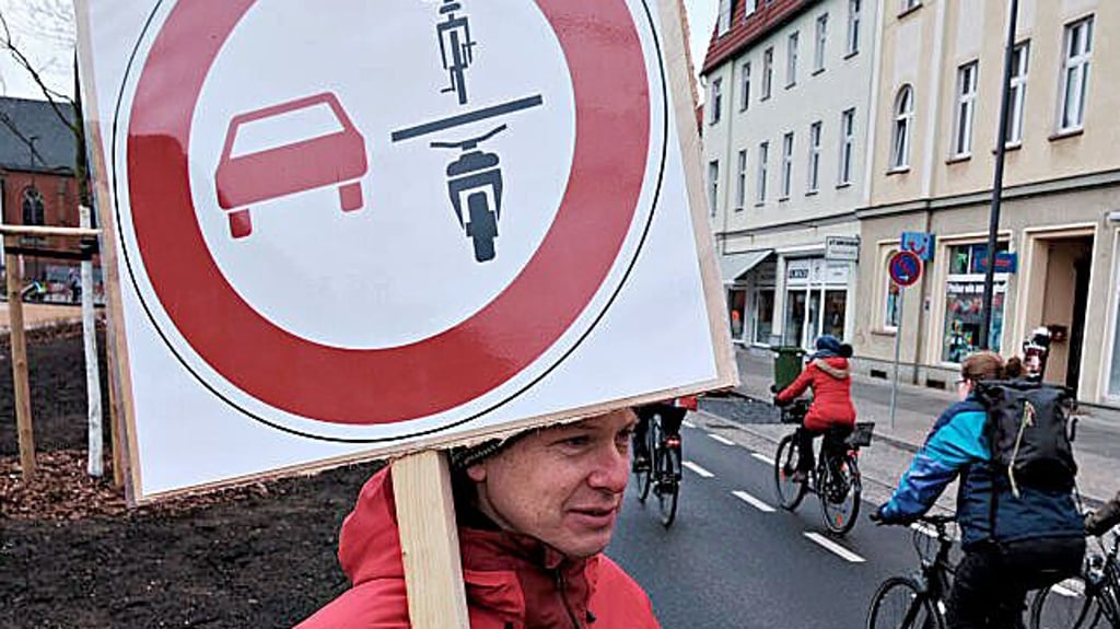 Demo für Überholverbot auf dem Albrechtsplatz.