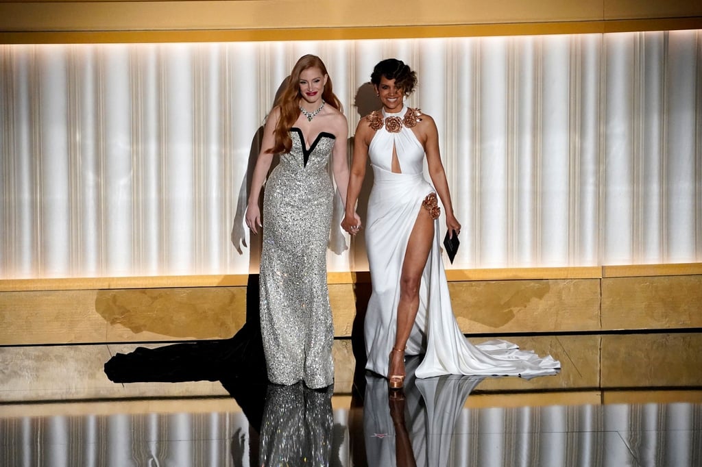 Ganz Hollywood ist bei der Oscar-Verleihung: Jessica Chastain (l) und Halle Berry stehen als Presenter auf der Bühne.